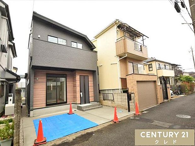 東武東上線「新河岸」駅徒歩17分。LDK17.2帖を中心に、水回りを1階に集約した家事動線の良い3LDK。食洗機や玄関ドアスマートキーなど設備も充実しています。