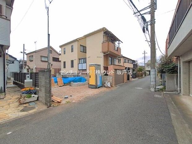 東武東上線「新河岸」駅徒歩17分！。周辺にはスーパーなどの商業施設に加え、教育機関も充実。子育て世帯にも嬉しい、便利で安心な住環境が整っています。