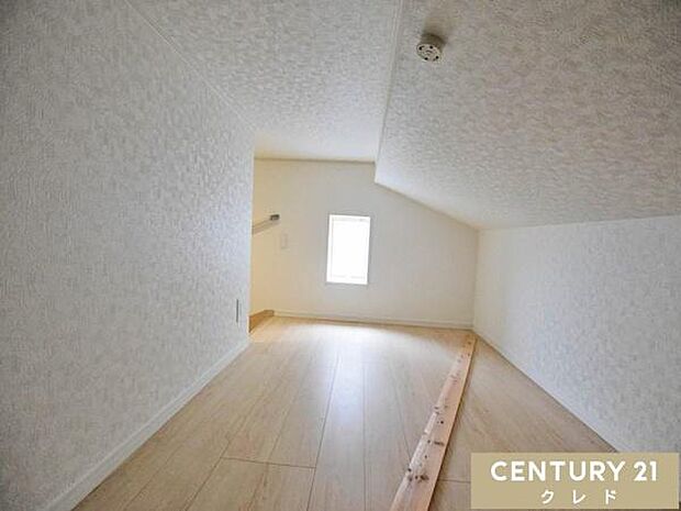 4.5帖の小屋裏収納。小窓から光が差し込む明るい空間は、季節物の収納はもちろん、趣味の隠れ家やテレワークスペースなど多目的に便利にご活用いただけます。