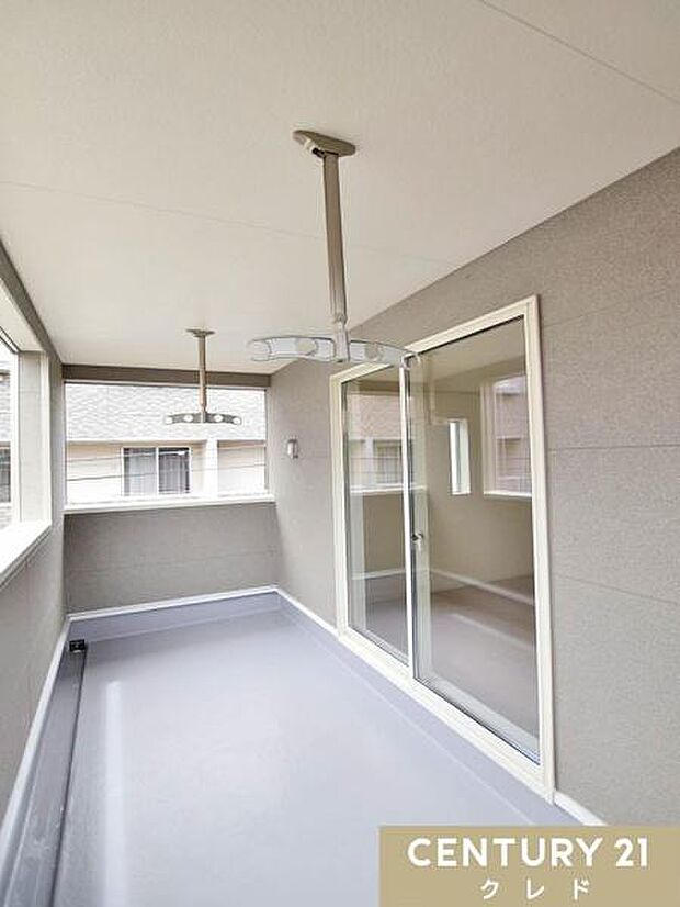 陽当り良好な南向きバルコニーは、深く屋根がかかったインナーバルコニー仕様。急な天候の変化を気にせず、お洗濯物を干したまま安心してお出かけいただけます。