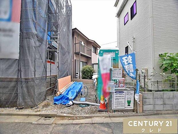 敷地内には1台駐車可能なカースペース付き。通勤やお子様の送り迎えなど、車移動がメインの方にも嬉しいですね。