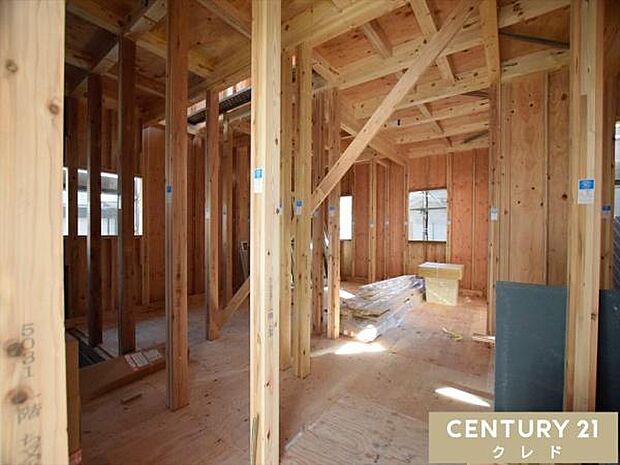 柱や梁などのお家の主要な部分が組まれ、段々とお家の形が出来上がってきました。