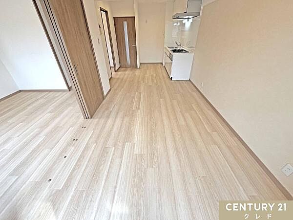 【LDK12帖】クロス・フロアタイル新規貼替済み。隣接する洋室の引き戸を開け放せばより広々とした空間としてお使いいただけます。