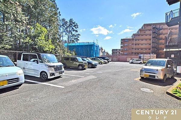 車種を選ばない平面タイプの駐車場が敷地内にあるため、使いやすく防犯面も安心です。（月額8000円、空き状況もご確認いたします。）