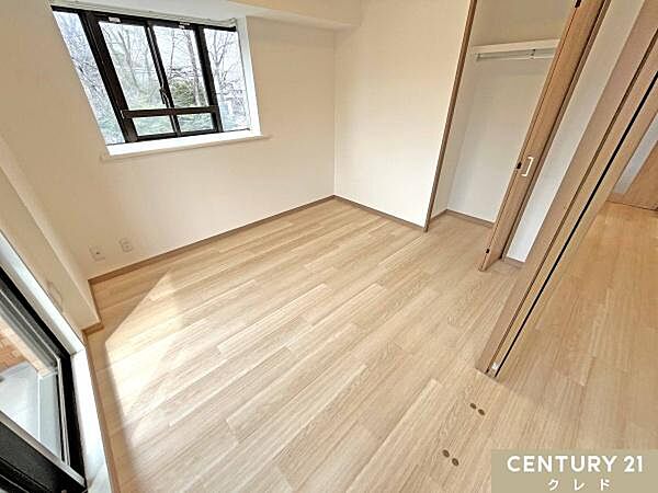 【洋室5.5帖】最も広いお部屋はご夫婦の主寝室におすすめ。仕切りを閉めれば個室、引き戸を開け放せばLDKと一体化した空間にもなります。