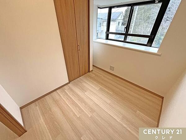 【洋室4帖】角部屋のため、全居室に窓があり採光・通風良好です！爽やかな風が通り抜け、健やかな環境を保つことができます。