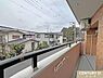 その他：バルコニーからは、落ち着いた住宅街の景色が広がります。周囲に圧迫感がなく、空が広く感じられます。家事や勉強の合間にリフレッシュできますね。