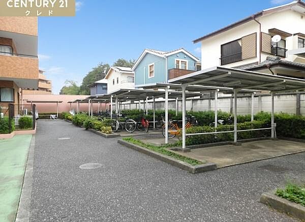 【駐輪場】通勤・通学など自転車をお使いのご家族も駐輪場をご利用いただけます。屋根の付いた駐輪スペースは雨などによる錆から自転車を守ります。