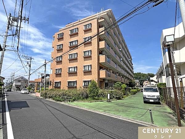 東武東上線「若葉」駅徒歩10分、「坂戸」駅徒歩15分の2駅が利用可能です。小・中学校、スーパー、ドラッグストア、病院が徒歩圏内の落ち着いた住環境です。