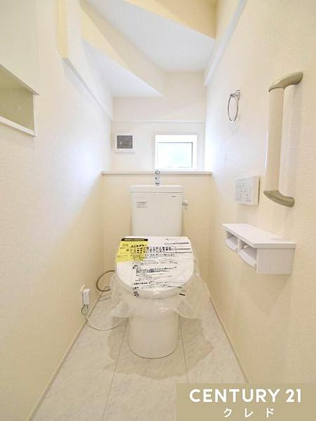 窓から自然光が入り、明るく爽やかな印象のトイレです。温水洗浄便座付きで毎日快適。お手入れもしやすく、清潔な状態を保ちやすいのも魅力です。