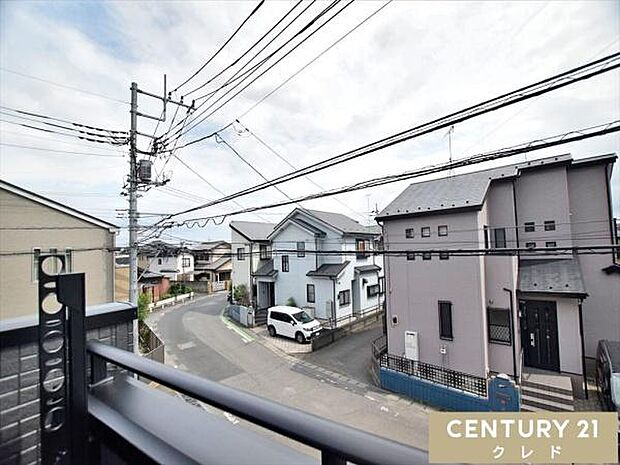 バルコニーからの眺望です。晴れた日には青空が広がり、心地よい風に包まれながら、ゆったりとした時間をお過ごしいただけます。