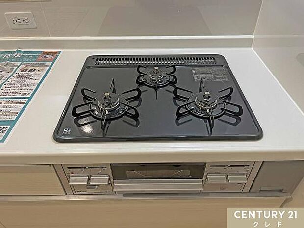 グリル付き3口ガスコンロを採用。複数の料理を同時に作れるため、忙しい朝や作り置きにも便利です。