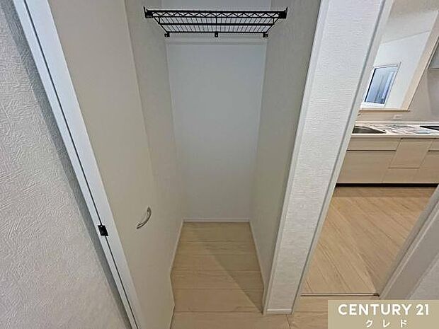 洗面室内にはリネン収納があります。タオルや洗剤のストックなど、かさばりがちな日用品をいつでもすっきり整理できます。