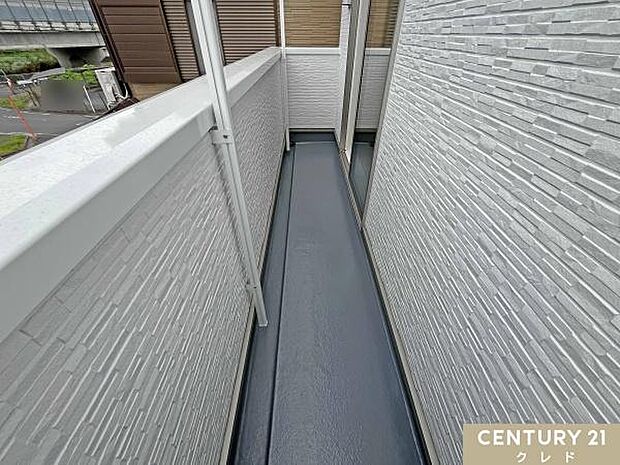 心地よい陽射しと爽やかな風が感じられる、南東向きバルコニー。日中はたっぷりの光が差し込み、お洗濯物も気持ちよく乾かせます。