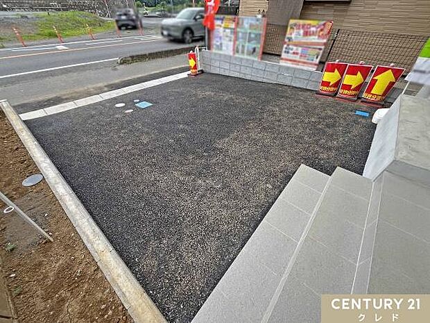 駐車1台可能なカースペース!前面道路は南東12.6m公道で開放的。お車の出し入れもスムーズに行えます。東武東上線「若葉」駅利用。