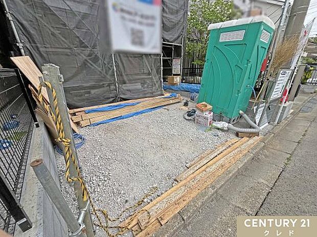 駐車1台可能なカースペース!バイクや自転車などを置くことができるスペースも確保されています。