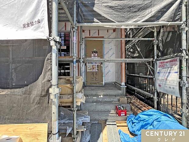 雨水から家を守る大切な防水シートの施工中です。少しずつお家の形が見えてきました。完成をお楽しみに！