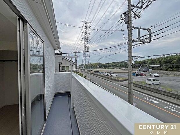 前面は駐車場なので、開放感あふれる眺望が魅力の住まい。心地よい風が吹き抜ける空間で天気の良い日には心をリフレッシュできますね。