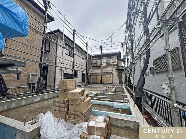 基礎工事が完了し、現在は建物の骨組みづくりに向けて足場を設置中。図面だけでは分からない実際の広さや陽当りを、ぜひ現地でご体感ください。