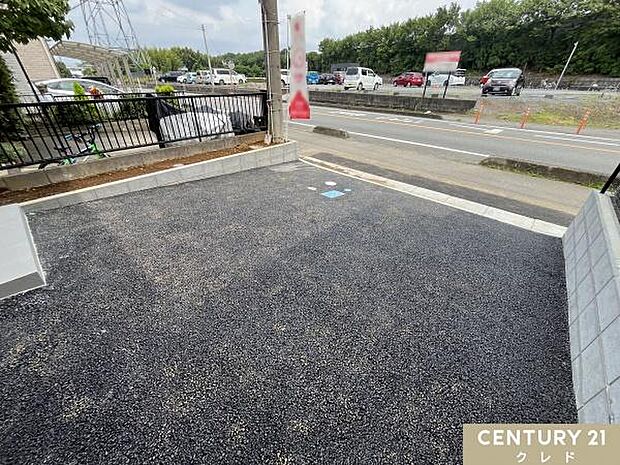 お住まいはカースペース付き!アスファルトで舗装され、雨の日でもぬかるまず車内のきれいも維持できます。周辺環境も含めてご案内します!
