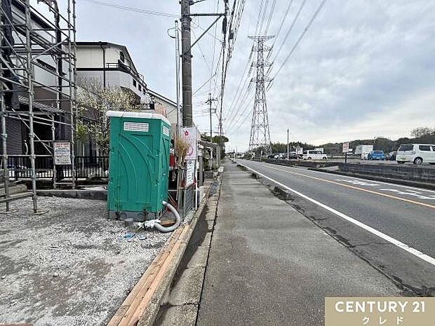 東武東上線「若葉」駅利用。前面道路は南東12.6ｍ公道で開放的。お車の出し入れもスムーズに行えます。