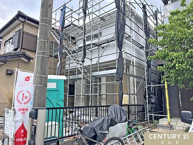 まもなく足場が取り外され、スタイリッシュで美しい外観がまもなくお披露目となります。完成をお楽しみに！