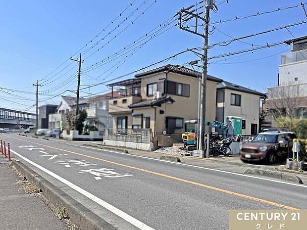 東武東上線「若葉」駅バス8分・「富士見中央公園」停徒歩12分。前面に歩道が整備されており、お子様も安心。