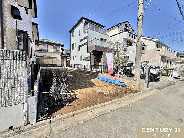 ただいま土地の造成中です。建物を建てる前にしっかりと地盤の調査を行い、必要に応じて地盤改良を行います。