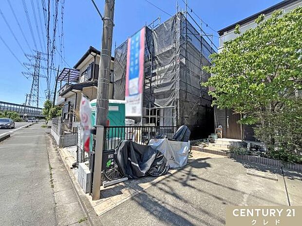 東武東上線「若葉」駅バス8分・「富士見中央公園」停徒歩12分。前面に歩道が整備されており、お子様も安心。