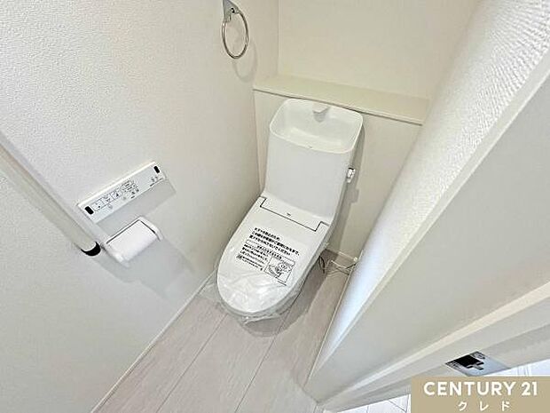 明るく爽やかな印象のトイレです。温水洗浄便座付きで毎日快適。お手入れもしやすく、清潔な状態を保ちやすいのも魅力です。
