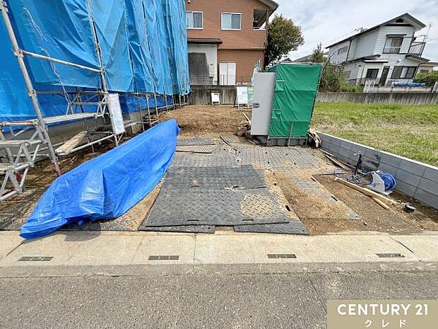 家族の車や来客も余裕を持って駐車できる2台分のスペースを確保!出入りも快適で効率的にスペースを使えます。