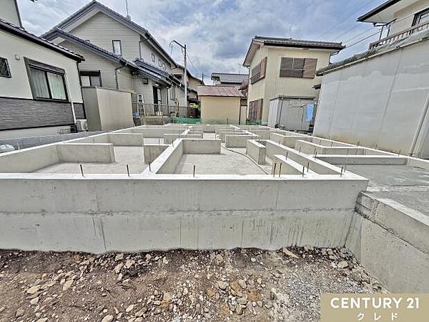 現在基礎の状態です。地盤調査を行った後に、家の面積と同じ大きさの基礎を作ることでしっかりと家を支えます。