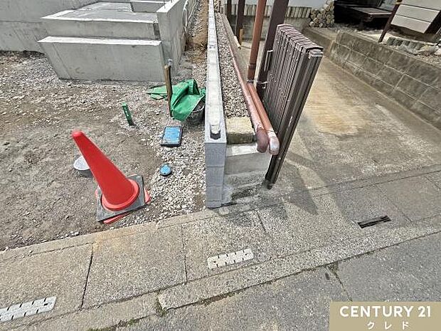 境界部分のブロックも施工されました。明確な境界があることで、隣接する敷地とのプライバシーの確保やトラブル防止に繋がります。