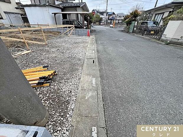 駐車場はL字に2台駐車可能。前面道路は北東側6.3ｍ公道で、お車の出し入れもスムーズに行えます。