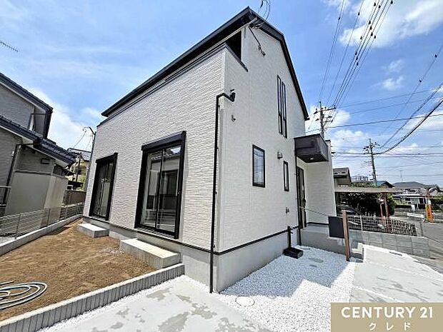 東武東上線「武蔵嵐山」駅徒歩9分。公園まで徒歩2分の子育て世帯に嬉しい住環境です。商業施設も身近に揃い、毎日のお買い物にも便利な暮らしやすい立地です。