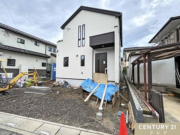 カースペースには並列3台の駐車が可能。ゆとりある44坪超の敷地では広いお庭も確保。お子様やペットと一緒に屋外での活動も楽しめます。