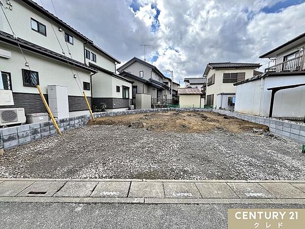 ただいま造成・区割りを行っています。造成後、地盤調査を行いしっかりとした基礎を作っていきます。