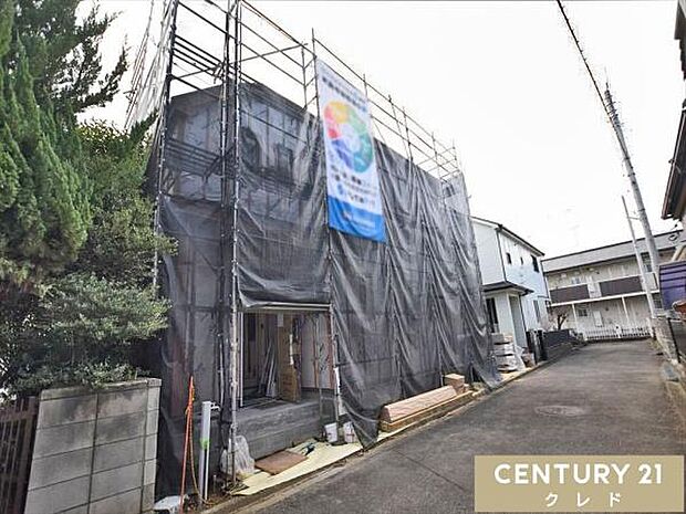 人気のリビング階段と対面式キッチンを採用した、家族の絆が深まるLDK!現在は内装工事に向けて木工事が進んでいます。実際の広さや陽当りを、ぜひ現地でご体感ください。