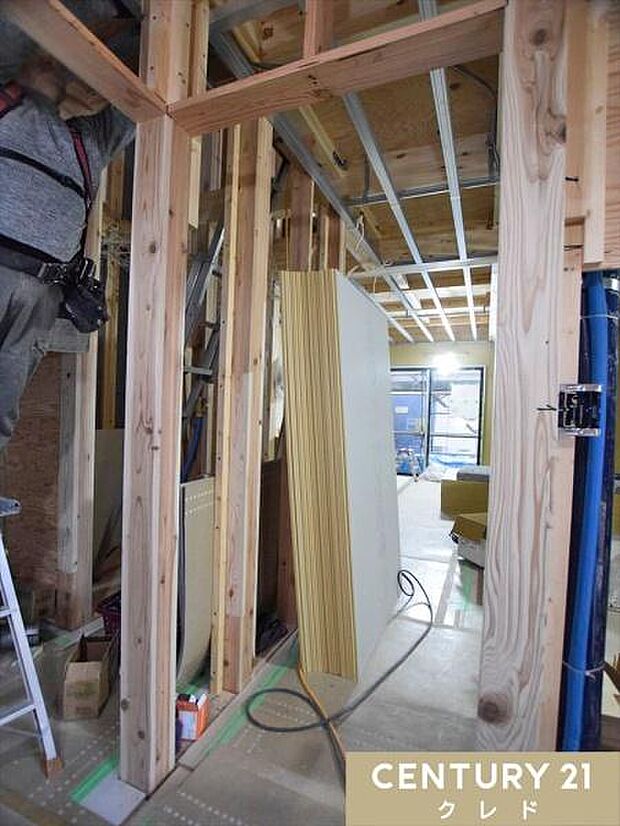 現在、内装工事に向けて木工事が進んでいます。丁寧な施工の様子や建物の広さを、ぜひ現地でご体感ください。
