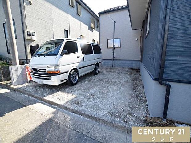 駐車2台可能なカースペース付き。通勤やお子様の送り迎え、毎日のお買い物などご夫婦でお持ちの方も便利にお使いいただけます。