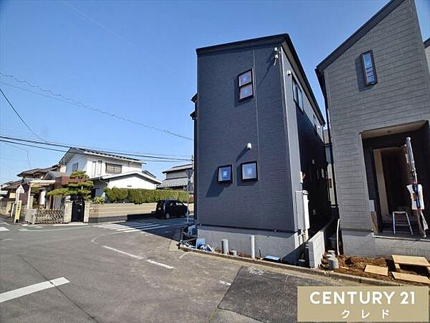 お子様の通学も安心な、霞ヶ関南小学校まで徒歩2分。商業施設も近く、子育て世帯にオススメです。