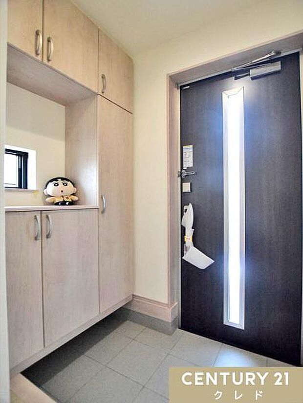 たっぷりの収納力を備えたコの字型シューズボックス。ご家族全員の靴もスッキリと片付き、いつでも綺麗な玄関でお客様をお迎えできます。