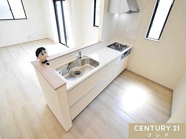 リビングで遊ぶお子さまを見守りながら調理ができる、安心の対面式キッチン。清潔感あふれる空間で、毎日の家事も楽しくなりそうです。