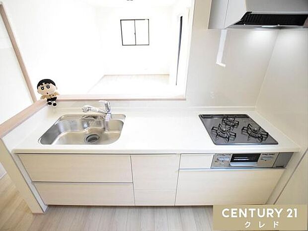 3口コンロやグリル、浄水器など、家事をサポートする設備も充実。デザイン性と機能性を兼ね備えたキッチンです。