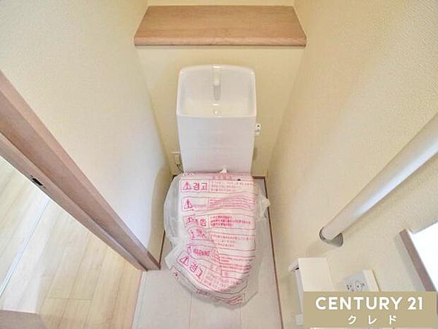 快適性と衛生面を兼ね備えたウォシュレット機能付きトイレ。窓付きで明るく、換気もしやすい空間で、日常的に清潔を保てます。