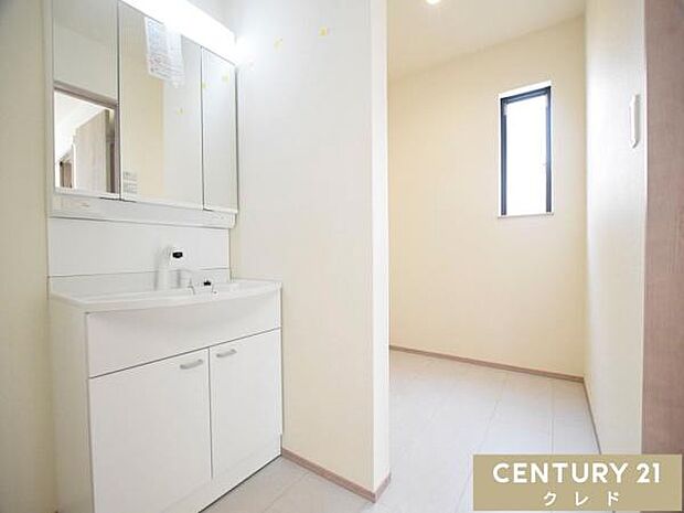 三面鏡裏や足元の引き出しなど収納スペースが充実、小物類もすっきり片付く三面鏡化粧台。隣には洗濯物が乾きづらい冬場や、春先の花粉が舞う季節にも重宝するランドリールーム付きです。