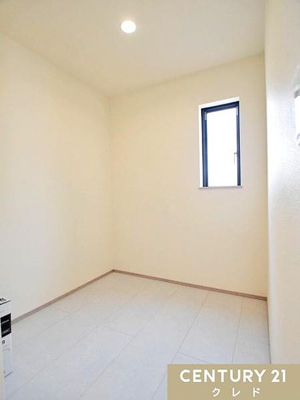 洗濯物が乾きづらい冬場や、春先の花粉が舞う季節にも重宝するランドリースペース。室内干しや収納棚の設置など、ライフスタイルに合わせて活用できます。