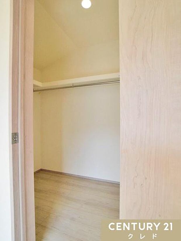 シーズン物のアウターから小物類まで、衣類もたっぷり収納できる、洋服好きにも嬉しい大容量WIC。毎日のお洋服選びも楽しみになりそうです。