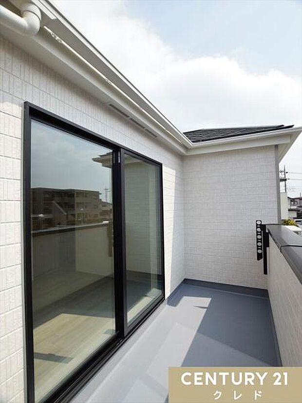 心地よい陽射しと爽やかな風が感じられる南西向きバルコニー。日中はたっぷりの光が差し込み、お洗濯物も気持ちよく乾かせます。