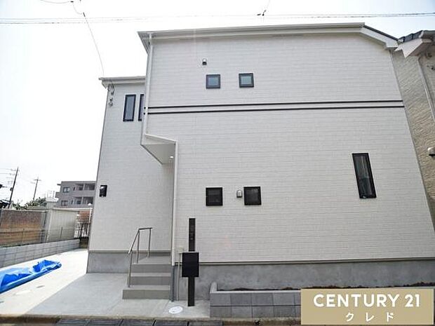 駐車場はL字に2台分確保!通勤やお子様の送り迎えなど、ご夫婦でお車をお持ちの方も安心です。